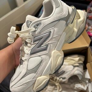 New balance 9060 6.5 men & 8 women